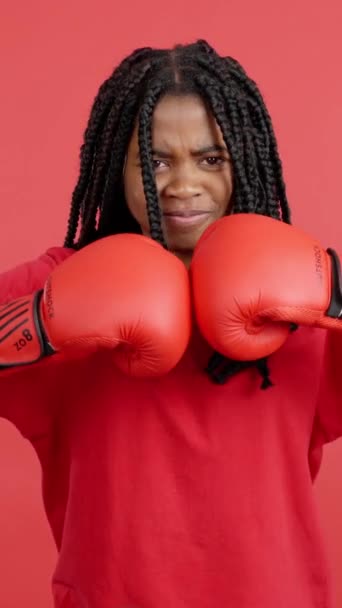 Afrikkalainen Nainen Nyrkkeilyhanskat Taistelussa Aiheuttaa Studiossa Punaisella Taustalla — kuvapankkivideo