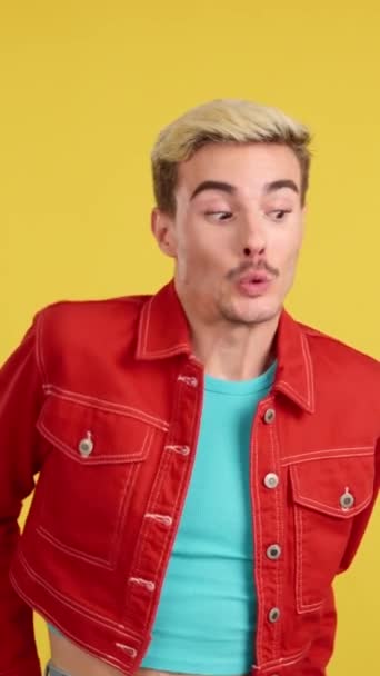 Šťastný Gay Muž Při Pohledu Kameru Dávat Dárek Studiu Žlutým — Stock video