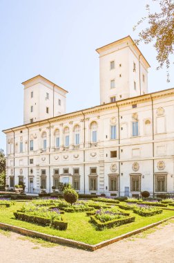 Villa Borghese, Roma 'daki Galleria Borghese' nin arka cephesine bakın.