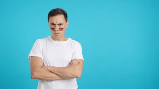 Vídeo Estúdio Com Croma Homem Digno Sério Com Bandeira Alemã — Vídeo de Stock