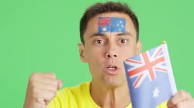 Avustralya ulusal bayrağı taşıyan adam bir hakeme kızgın.