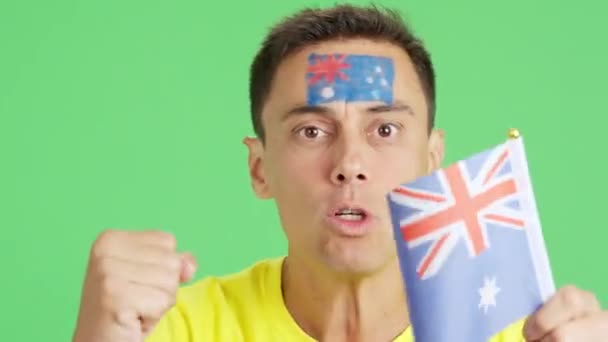 Hombre Con Bandera Nacional Australiana Molesto Con Árbitro — Vídeos de Stock