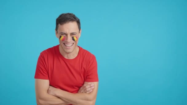 Video Estudio Con Croma Hombre Pie Con Bandera Belga Pintado — Vídeo de stock