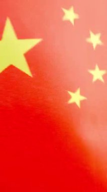 Çin bayrağının rüzgarda dalgalandığı stüdyoda dikey yavaş çekim videosu