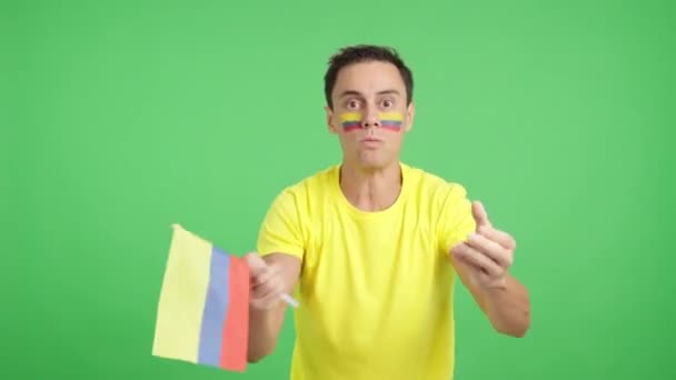 결정과 콜롬비아 국기를 흔드는 남자의 크로마와 스튜디오에서 비디오 — 비디오
