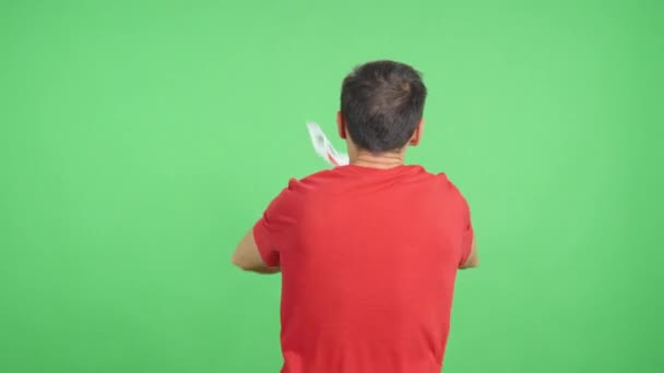 Βίντεο Στούντιο Chroma Της Πίσω Όψη Ενός Άνδρα Κουνώντας Ένα — Αρχείο Βίντεο