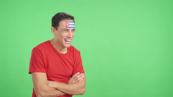 Video Estudio Con Croma Hombre Feliz Con Bandera Cubana Pintado — Vídeo de stock