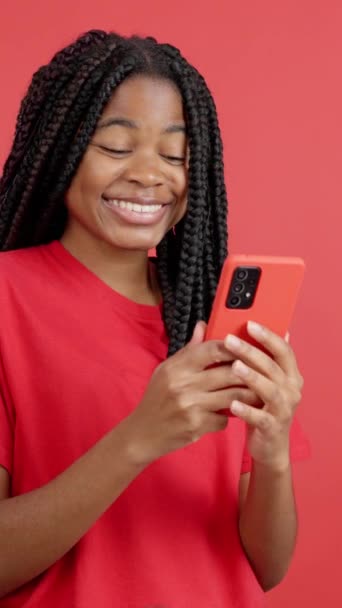 Ευτυχισμένη Αφρικανή Χαμογελάει Ενώ Χρησιμοποιεί Κινητό Της Στο Στούντιο Κόκκινο — Αρχείο Βίντεο