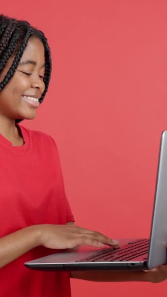 Mulher Africana Sorrindo Usar Laptop Estúdio Com Fundo Vermelho — Vídeo de Stock