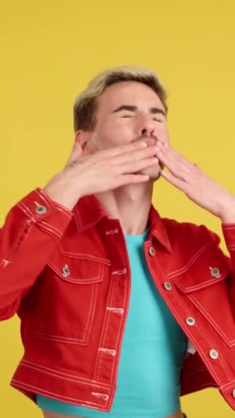 Gay Homem Soprando Beijo Com Olhos Fechados Para Câmara Estúdio — Vídeo de Stock