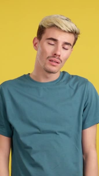 Smutný Gay Muž Stojící Dívající Kameru Studiu Žlutým Pozadím — Stock video