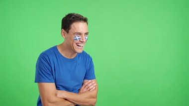 Stüdyoda, yüzünde İskoç bayrağı olan mutlu bir adamın, boş bir şekilde fotokopi odasına bakışını gösteren bir video.