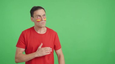 Stüdyoda İspanyol bir vatanseverin, ulusal marşı dinlerken çekilmiş bir video.