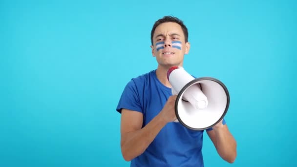 Videó Stúdióban Egy Salvadori Zászlós Férfi Krómjával Arcára Festve Amint — Stock videók