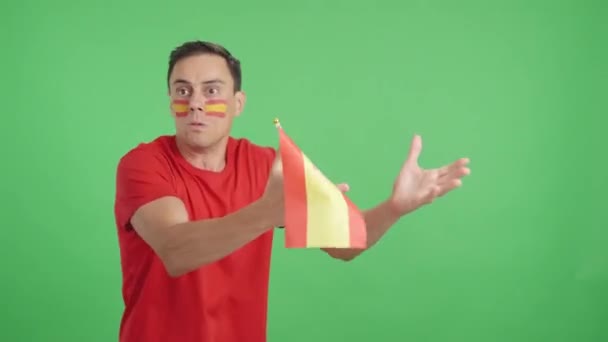 스페인 국기를 흔들며 멀리보고있는 남자의 크로마와 스튜디오에서 비디오 결정과 — 비디오