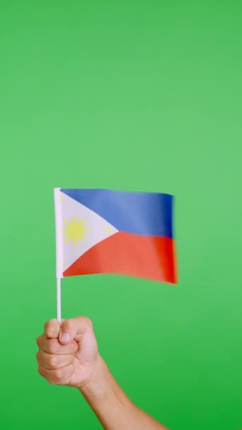 Медленное Видео Студии Хромой Руки Поднимающей Филиппинский Вымпел Размахивая Ветром — стоковое видео