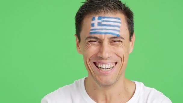 Video Studiu Chromou Zblízka Muže Řeckou Vlajkou Namalovanou Tváři Usmívající — Stock video