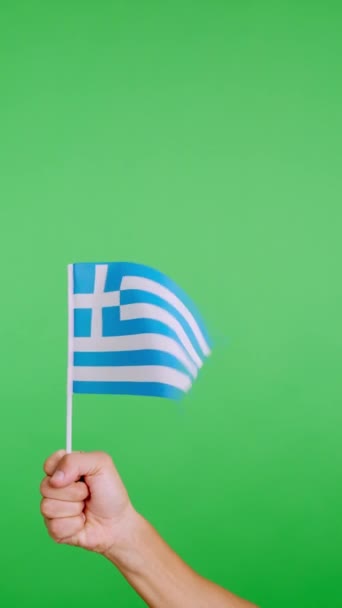 Zpomalit Video Studiu Chromou Ruky Zvedání Řecké Vlajky Zatímco Mává — Stock video