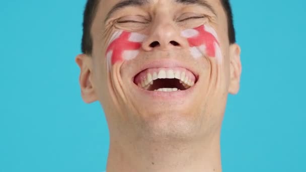 Video Studiu Chromou Zblízka Bělocha Anglickou Vlajkou Namalovanou Tváři Usmívající — Stock video