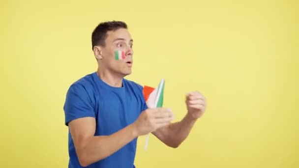 Видео Студии Хромой Человека Размахивающего Итальянским Национальным Флагом Рассерженного Решением — стоковое видео