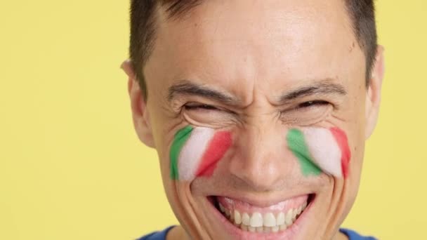 摄影棚里的录像 彩色的是一个白人男子的特写 脸上挂着意大利国旗 在镜头前微笑 — 图库视频影像