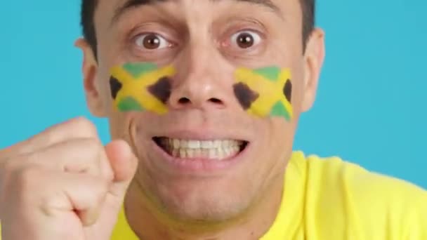 Zamknij Wideo Studio Chromą Bardzo Nerwowego Człowieka Jamajską Flagą Pomalowaną — Wideo stockowe