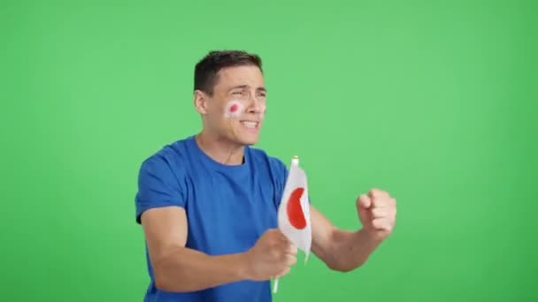 Видео Студии Хромой Человека Смотрящего Сторону Размахивающего Японским Национальным Флагом — стоковое видео