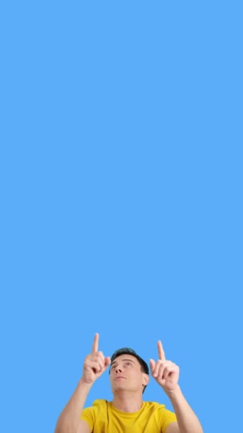 Появляется Видео Студии Голубым Фоном Кавказца Указывающее Вверх — стоковое видео