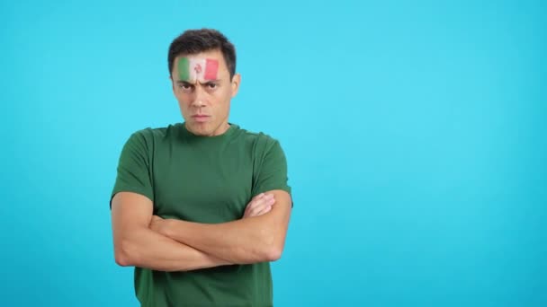 Video Studiu Chrómem Důstojného Seriózního Muže Mexickou Vlajkou Namalovanou Obličeji — Stock video