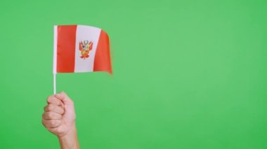 Rüzgâr, el ele tutuşan bir Peru flamasını sallıyor. Yavaş Hareket videosu