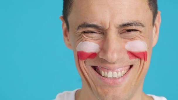 Відео Студії Хромою Крупним Планом Чоловіка Польським Прапором Намальованим Обличчі — стокове відео
