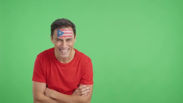 Βίντεο Στούντιο Chroma Ενός Άνδρα Στέκεται Puerto Rica Σημαία Ζωγραφισμένα — Αρχείο Βίντεο