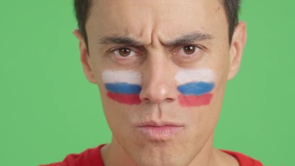 Video Studiu Chromou Zblízka Seriózního Muže Ruskou Vlajkou Namalovanou Obličeji — Stock video