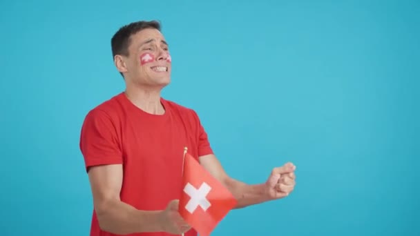 Wideo Studiu Chromą Nerwowego Człowieka Dopingującego Szwajcarię Podczas Ekscytującego Meczu — Wideo stockowe