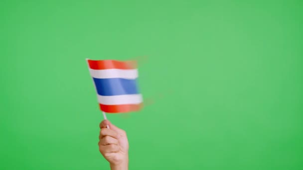 タイの国旗のペナントを横から横に振る手のクロマでスタジオでスローモーションビデオ — ストック動画