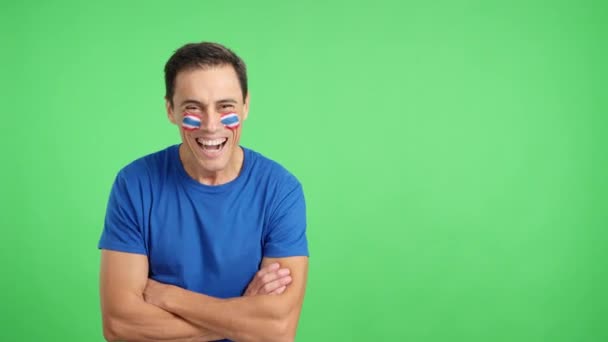 腕で笑顔に描かれたタキフラッグで立っている男のクロマとスタジオでのビデオ — ストック動画