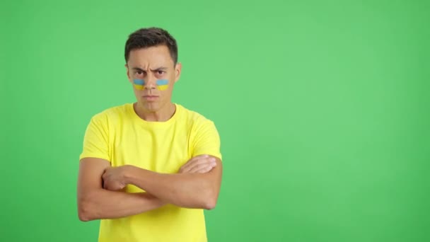 Stüdyoda Yüzünde Ukrayna Bayrağı Olan Ağırbaşlı Ciddi Bir Adamın Rengiyle — Stok video
