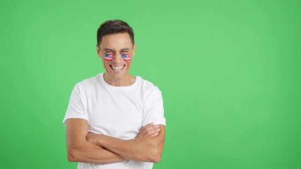 Stüdyoda Kolları Çaprazlanmış Gülümseyen Yüzünde Birleşik Devletler Bayrağı Olan Bir — Stok video