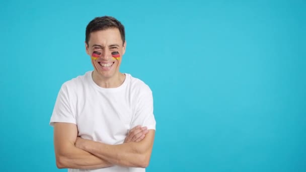 Wideo Studiu Chromą Człowieka Stojącego Niemiecką Flagą Pomalowaną Twarzy Uśmiechającego — Wideo stockowe