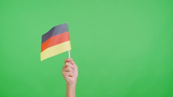 在演播室里播放慢动作录像 手拿着一面德国国旗的旗帜从一边飘扬到另一边 — 图库视频影像