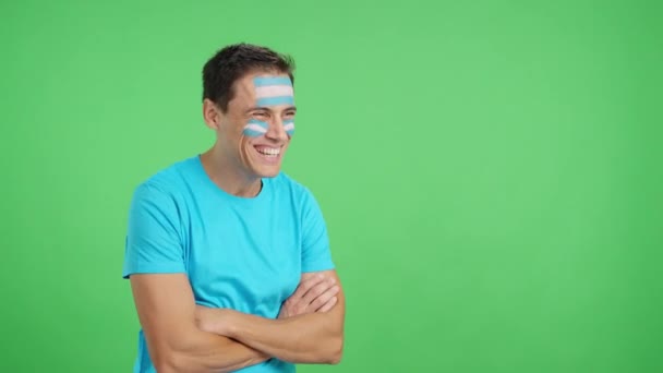 Wideo Studiu Chromą Szczęśliwego Mężczyzny Pomalowaną Twarzy Argentyńską Flagą Spoglądającego — Wideo stockowe
