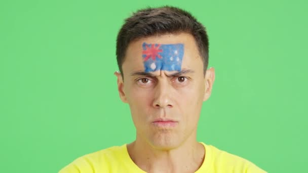Film Studiu Chromą Zbliżenia Poważnego Mężczyzny Australijską Flagą Namalowaną Twarzy — Wideo stockowe