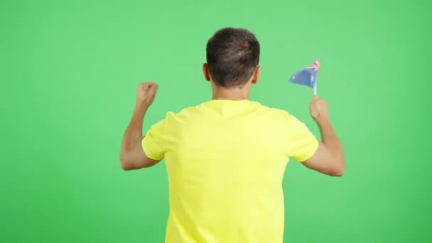 Stüdyoda Avustralya Flaması Sallayan Bir Adamın Dikiz Aynasından Krom Görüntüler — Stok video