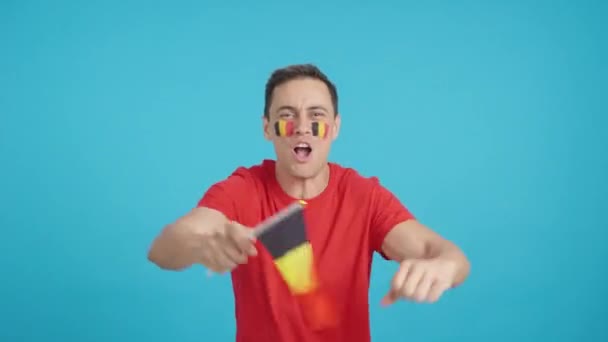 열정적으로 벨기에 비명과 깃발을 흔들고 기뻐하는 남자의 크로마와 스튜디오에서 비디오 — 비디오