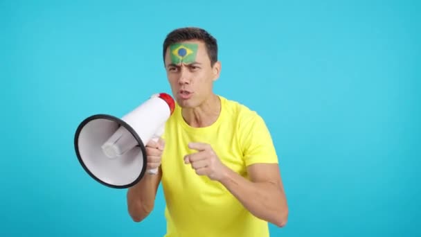 Stüdyoda Yüzünde Brezilya Bayrağı Olan Bir Adamın Krom Rengiyle Kalabalığı — Stok video