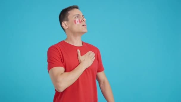 Video Estudio Con Croma Hombre Escuchando Himno Nacional Canadá Con — Vídeos de Stock