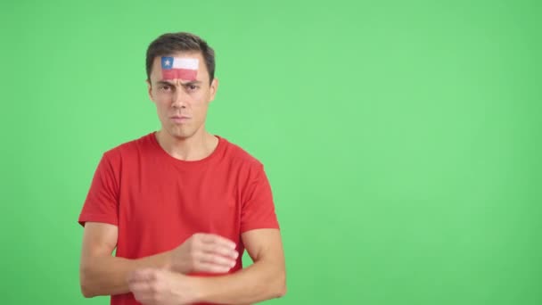 Video Estudio Con Croma Hombre Digno Serio Con Bandera Chilena — Vídeos de Stock