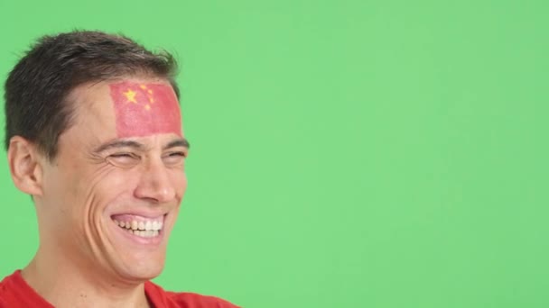 Βίντεο Στο Στούντιο Chroma Ενός Happy Άνθρωπος Κινεζική Σημαία Ζωγραφισμένα — Αρχείο Βίντεο