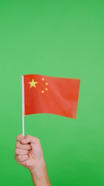 慢镜头在演播室里 手拿起中国国旗在风中摇曳的色调 — 图库视频影像