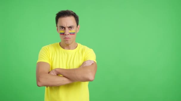 Видео Студии Хромой Достойного Серьезного Человека Колумбийским Флагом Нарисованным Лице — стоковое видео